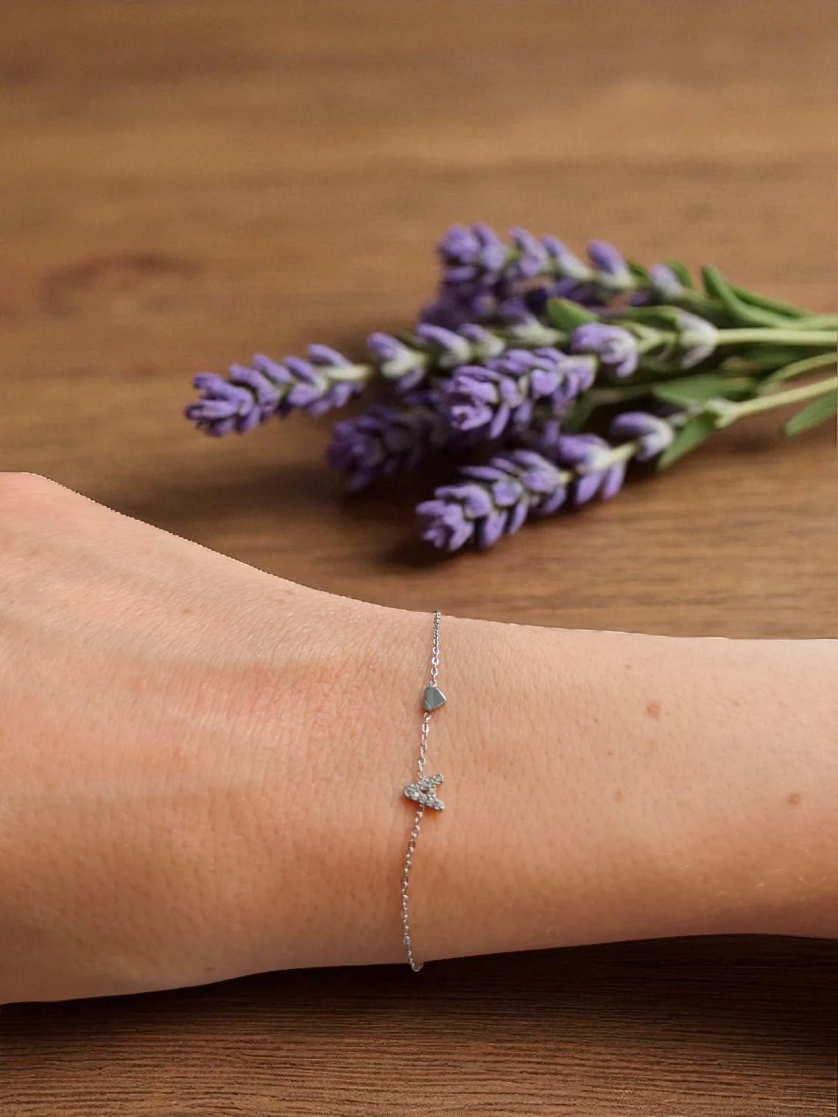 Pulsera plateada con inicial personalizada