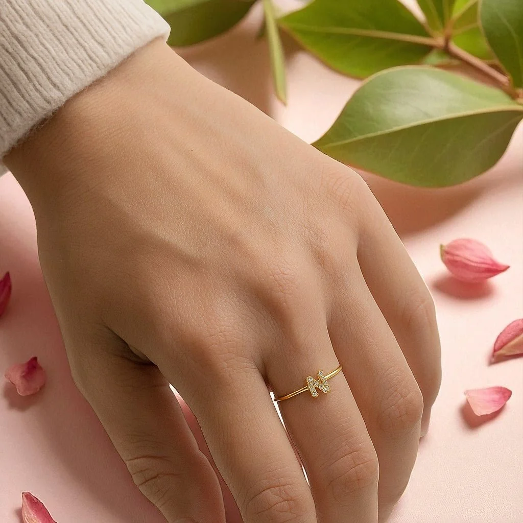 Anillo dorado con inicial y circonitas